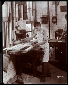 Mladý muž pracující v továrně Harrington Piano Co., 1907 (stříbrný želatinový tisk)