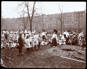 Dospělí a děti držící vlajky stojící kolem nově vykopané díry pro výsadbu stromu na Arbor Day v Tompkins Square Park, New York, 1904 (stříbrný želatinový tisk)