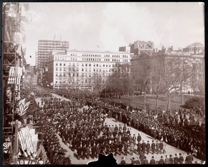 Letecký pohled na muže pochodující v republikánském průvodu zlatého standardu na Broadwayi v City Hall Park, New York, 1898 (stříbrný želatinový tisk)