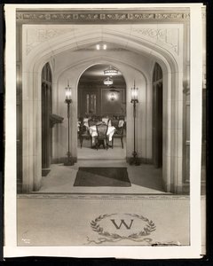 Podloubí vedoucí do jídelny hotelu Woodward, Broadway a 55th Street, New York, 1920 (stříbrný želatinový tisk) od Byron Company