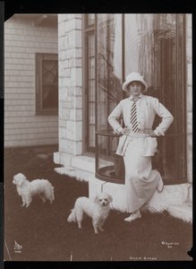 Billie Burke a dva psi v Burkeleigh Crest, jejím domě v Hastingsonu, New York, 1912 (stříbrný želatinový tisk) od Byron Company