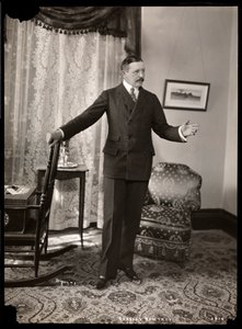 Charles Hawtrey ve svém bytě v Holland House na Fifth Avenue, New York, 1901-2 (stříbrný želatinový tisk) od Byron Company