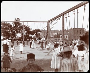 Děti houpající se na Hudson Bank Gymnasium and Playground, 53rd Street a 11th Avenue, New York, 1898 (stříbrný želatinový tisk)