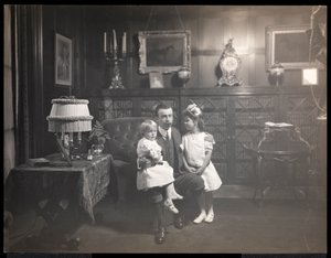 Clarence Mackay se svými dětmi v knihovně Harbour Hill, v Roslynu, Long Island, kolem roku 1905 (tisk ze stříbrné želatiny)