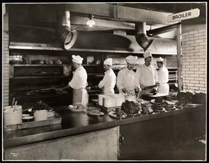 Vaří u brojlerů v kuchyni hotelu Commodore, 1919 (stříbrný želatinový potisk)