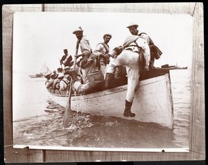 Kopie starší fotografie námořních záloh na Fishers Islandu v New Yorku se skupinou námořníků na veslici, 1898 (stříbrný želatinový tisk)