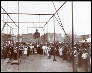 Dav sledující gymnastku na Hudson Bank Gymnasium and Playground, 53rd Street a 11th Avenue, New York, 1898 (stříbrný želatinový tisk)