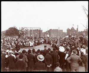 Dav sledující polevaulter na Hudson Bank Gymnasium and Playground, 53rd Street a 11th Avenue, New York, 1898 (stříbrný želatinový tisk)