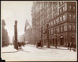 Dekorace pro Dewey Parade v hotelu Waldorf Astoria, 33. ulice a 5. Avenue, New York, 1899 (potisk stříbrné želatiny) od Byron Company