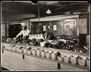 Vystavení studeného masa v kuchyni hotelu Commodore, 1919 (stříbrný želatinový potisk)