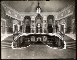 Dvojité schodiště v hotelu Ritz-Carlton, 1913 (stříbrný želatinový tisk) od Byron Company