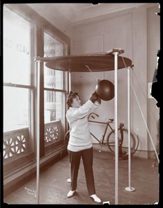 Edna Wallace Hopperová udeřila do boxovacího pytle na Jack Cooper