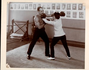 Edna Wallace Hopper pózovala v boxerském ringu s Jackem Cooperem v jeho tělocvičně na Broadwayi a 37th Street, New York, 1899 (potisk stříbrnou želatinou)