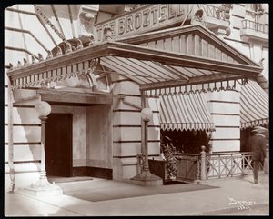 Vchod do hotelu Broztell, 3 East 27th Street, New York, 1906 (stříbrný želatinový tisk) od Byron Company