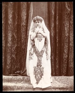 Eva Fay v Hammersteinově střešní zahradě, New York, asi 1910 (stříbrný želatinový tisk)