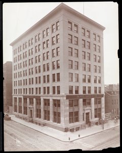 Vnější pohled na budovu Parke, Davis und Co., Hudson und Vestry Streets, New York, 1910 (stříbrný želatinový tisk) od Byron Company