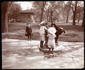 Pět dětí, které si hrají a pijí u fontány na Madison Square, New York, 1901 (potisk stříbrné želatiny)