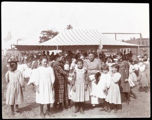 Skupina dívek a ženy na Hudson Bank Gymnasium and Playground, 53rd Street a 11th Avenue, New York, 1898 (stříbrný želatinový tisk)