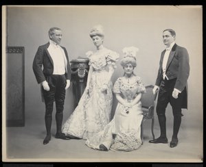Skupinový portrét Sydney Dillon Ripley se třemi dalšími na James Hazen Hyde Ball, New York, 31. ledna 1905 (stříbrný želatinový tisk)