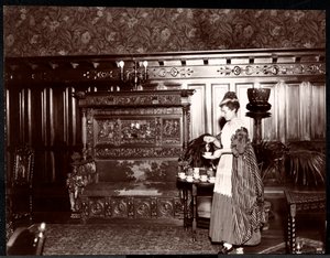 Hosté s čajem v hotelu Marie Antoinette, 1895 nebo 1896 (stříbrný želatinový tisk)