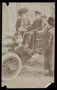Hattie Williams sedící s řidičem v jednom z prvních newyorských automobilů, New York, 1890-1910 (stříbrný želatinový tisk) od Byron Company