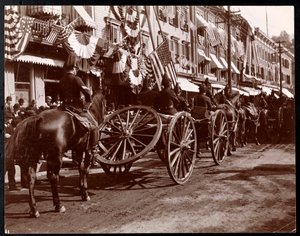 Dělostřelectvo tažené koňmi na přehlídce v Dobbs Ferry, New York, 1898 (stříbrný želatinový tisk)
