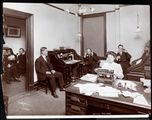 Hotel Records Office, New York, 1908 (stříbrný želatinový tisk)