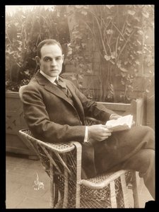 Howard Estabrook v zahradě, 1915-16 (stříbrný želatinový tisk)