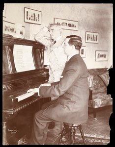 Kyrle Bellew a přítel u klavíru v Bellew