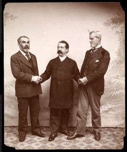 Labourističtí vůdci Samuel Gompers, John Burns a Holmes, 1893-4 (stříbrný želatinový tisk)