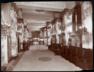 Lobby a registrační pult v hotelu Hoffman House, 1907 (stříbrný želatinový tisk)