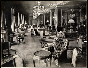 Salonek v hotelu Knickerbocker, 1906 (stříbrný želatinový tisk)