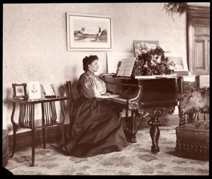 Madame Frances Saville doma, 1895 (stříbrný želatinový tisk)