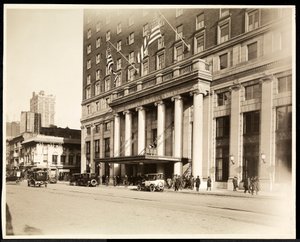Hlavní vchod hotelu Pennsylvania, 7. avenue a 32. ulice, New York, 1919 (stříbrný želatinový tisk) od Byron Company