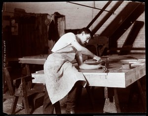 Muž pracující v továrně na klavír Hardman, Peck und Co., New York, 1907 (stříbrný želatinový tisk)