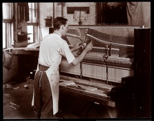 Muž pracující v továrně na klavír Hardman, Peck und Co., New York, 1907 (stříbrný želatinový tisk)