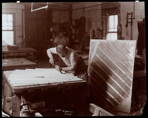 Muž pracující v továrně na klavír Hardman, Peck und Co., New York, 1907 (stříbrný želatinový tisk) od Byron Company