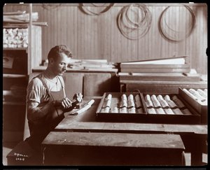 Muž pracující v továrně na klavír Hardman, Peck und Co., New York, 1907 (stříbrný želatinový tisk)