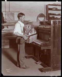 Muž pracující v továrně na klavír Hardman, Peck und Co., New York, 1907 (stříbrný želatinový tisk)
