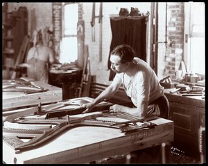 Muž pracující v továrně na klavír Hardman, Peck und Co., New York, 1907 (stříbrný želatinový tisk)