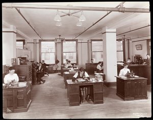 Muži a ženy v otevřené kanceláři v Parke, Davis und Co., chemici, Hudson und Vestry Streets, New York, 1910 (stříbrný želatinový tisk)