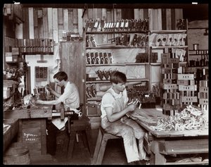 Muži pracující v továrně na klavír Hardman, Peck und Co., New York, 1907 (stříbrný želatinový tisk)