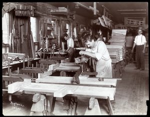 Muži pracující v továrně na klavíry Hardman, Peck und Co., New York, 1907 (stříbrný želatinový tisk) od Byron Company