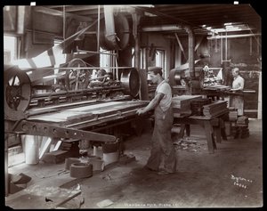 Muži pracující v továrně na klavír Hardman, Peck und Co., New York, 1907 (stříbrný želatinový tisk)