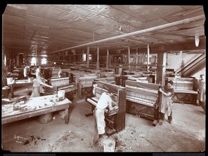 Muži pracující v továrně Harrington Piano Co., 1907 (stříbrný želatinový potisk)