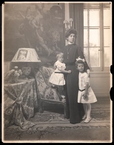 Paní Clarence Mackayová se svými dětmi v Harbour Hill, Long Island, kolem roku 1905 (platinový tisk)