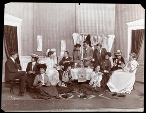 Paní G.G. Haines, Šatna Tea Party, 1902 (stříbrný želatinový potisk) od Byron Company