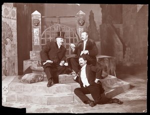Oscar Hammerstein a dva další v Manhattan Opera House, kolem roku 1905 (stříbrný želatinový tisk)