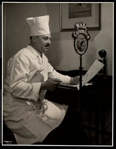 Portrét šéfkuchaře Maurice Hervieux u mikrofonu v hotelu Commodore, 1930 (stříbrný želatinový tisk)