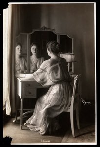 Portrét Jobyny Howlandové sedící u svého toaletního stolku, 1908-9 (stříbrný želatinový tisk)